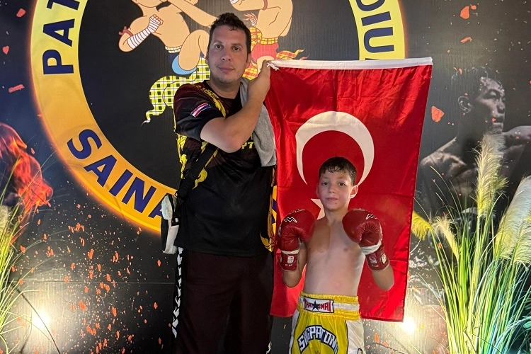 Bostanlıspor’un 10 yaşında gelecek vaad eden muay thai sporcusu Mert