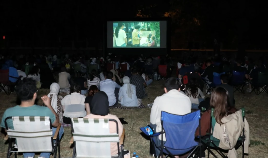 Bursa İnegöl Belediyesi yaz etkinlikleri kapsamında açık hava sinema gösterimi