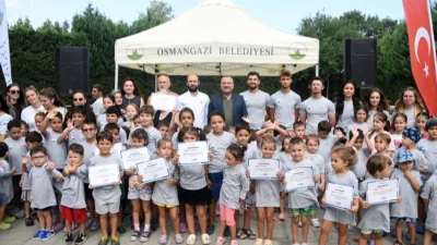 Bursa Osmangazi Belediyesi’nin yaz spor okulları kapsamında düzenlediği yüzme kursları