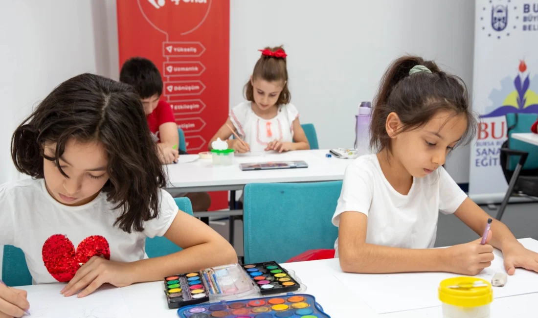 Bursa Büyükşehir Belediyesi tarafından düzenlenen ‘Renklerin Suyla Dansı’ temalı sulu