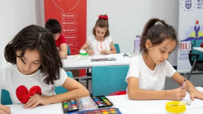 Bursa Büyükşehir Belediyesi tarafından düzenlenen ‘Renklerin Suyla Dansı’ temalı sulu