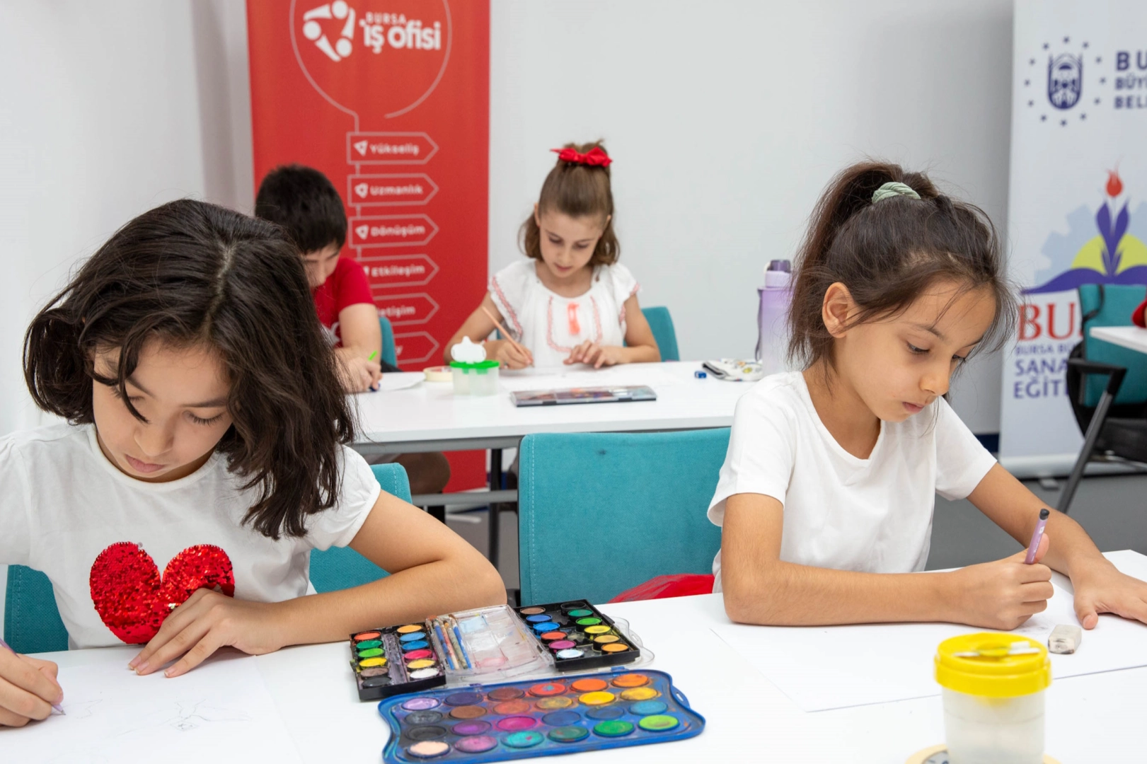 Bursa Büyükşehir Belediyesi tarafından düzenlenen ‘Renklerin Suyla Dansı’ temalı sulu