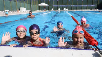 Bursa Büyükşehir Belediyesi’nce düzenlenen Yaz Spor Okulları, çocuklara hem eğlenerek