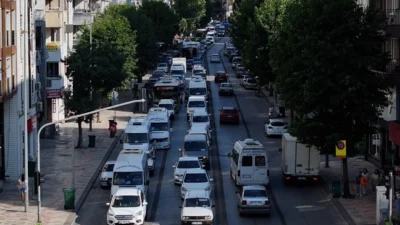 Denizli Büyükşehir Belediyesi, İstiklal Caddesi’nde toplu taşıma araçlarına özel şerit
