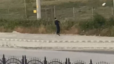 Düzce’de kaldırımda kendi kendine boks yapan bir genç, ilginç görüntüleriyle