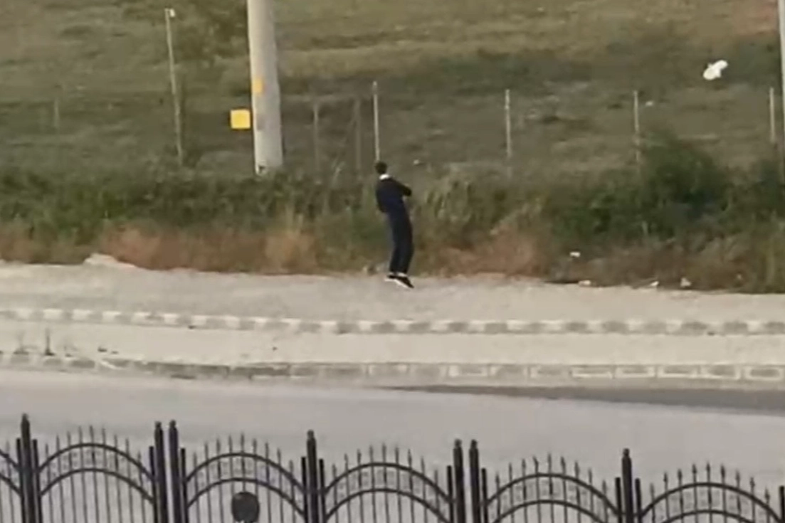 Düzce’de kaldırımda kendi kendine boks yapan bir genç, ilginç görüntüleriyle