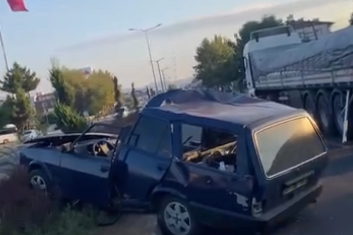 Düzce’nin Beyciler Işıklı mevkiinde otomobilin tıra arkadan çarpması sonucu meydana