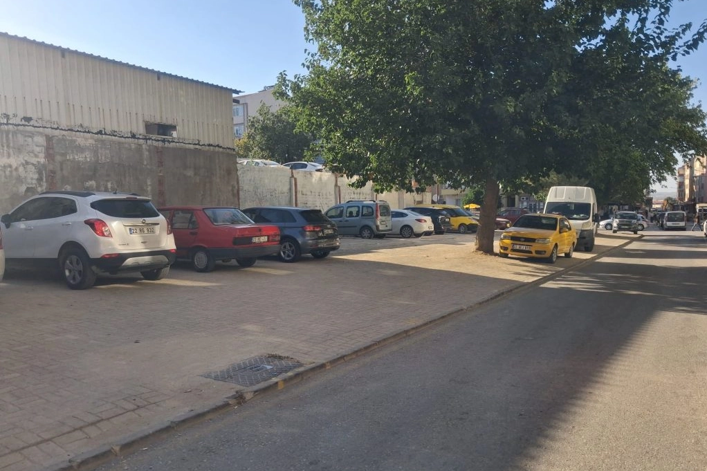 Keşan’da kaldırımların araç park yeri olarak kullanılması vatandaşların tepkisine neden