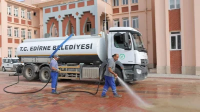 Edirne Belediyesi, yeni eğitim öğretim yılı öncesinde okulların çevresinde temizlik