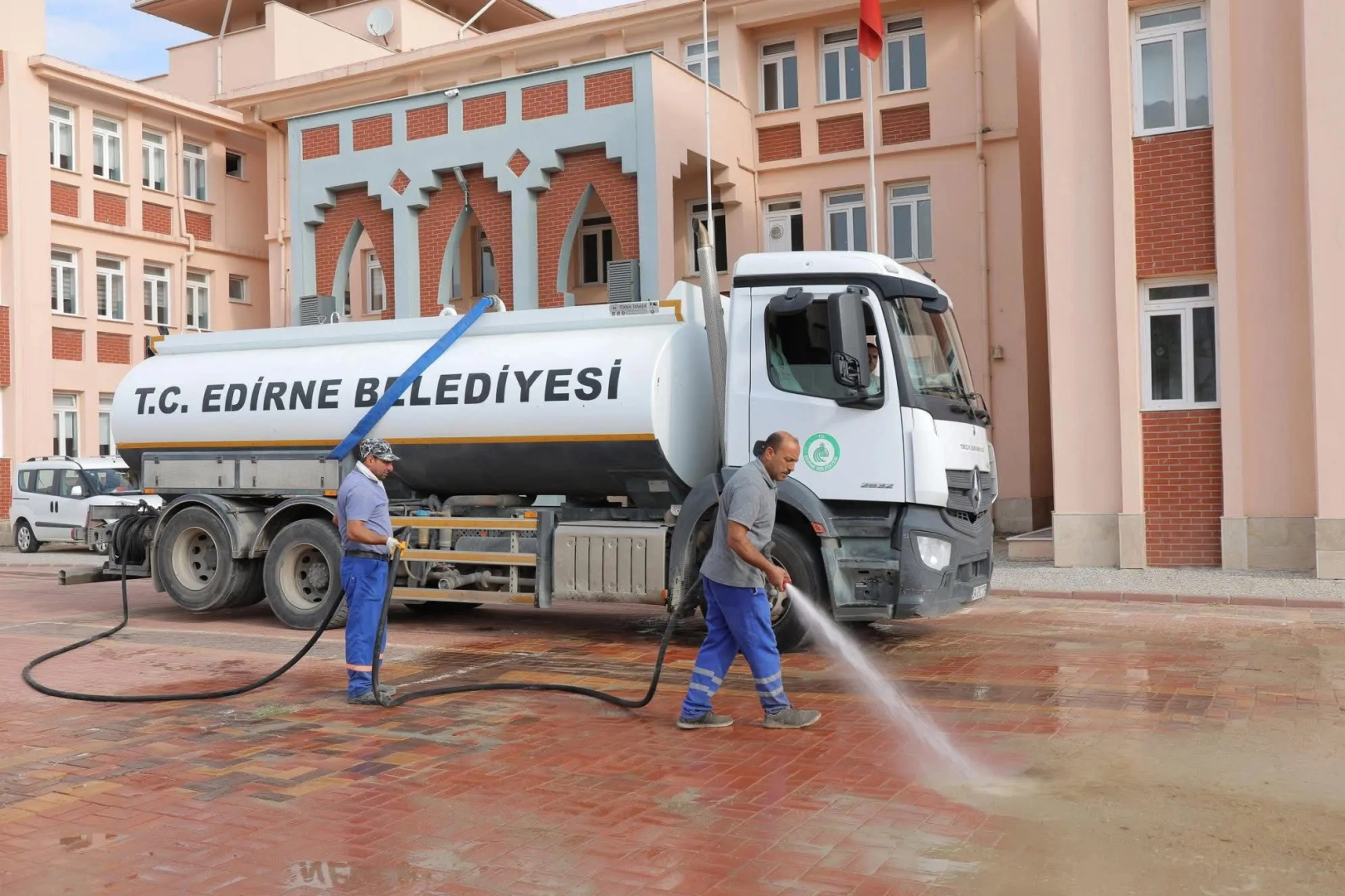 Edirne Belediyesi, yeni eğitim öğretim yılı öncesinde okulların çevresinde temizlik