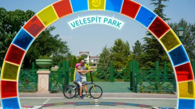 Eskişehir Büyükşehir Belediyesi, bir yandan kent genelinde bisiklet yolu yapım