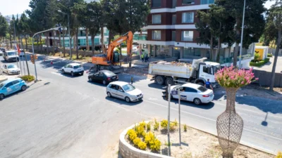İzmir’de Güzelbahçe Belediyesi, kentin önemli ana arterlerine neşteri vuruyor. Siteler