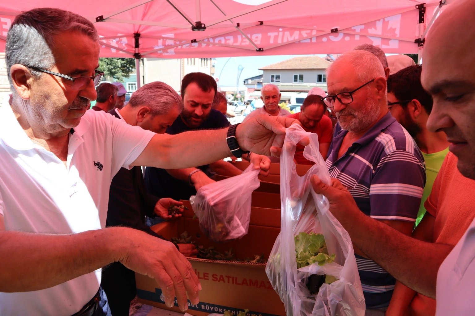 Kocaeli İzmit Belediyesi, tarımsal üretimi teşvik etmek ve vatandaşların toprakla