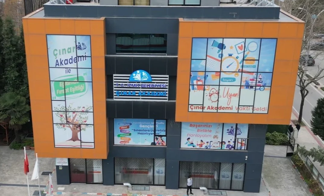 İzmit Belediyesinin eğitim alanındaki vizyon projelerinden biri olan Çınar Akademi,