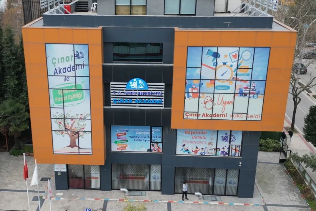İzmit Belediyesinin eğitim alanındaki vizyon projelerinden biri olan Çınar Akademi,