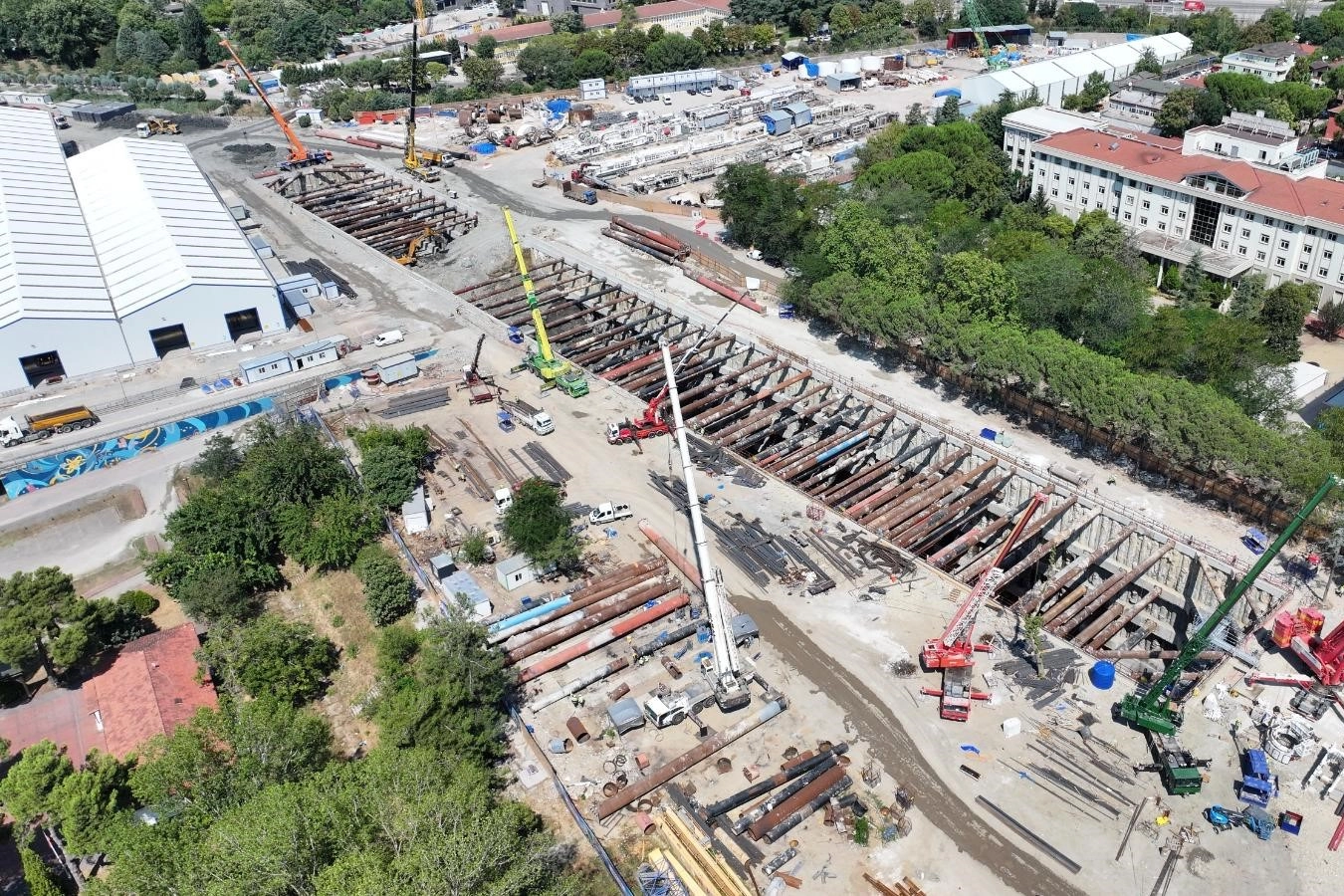 Körfezray Metrosu’nda yer altı tünellerini kazacak dev köstebeklerden 2’si geldi.