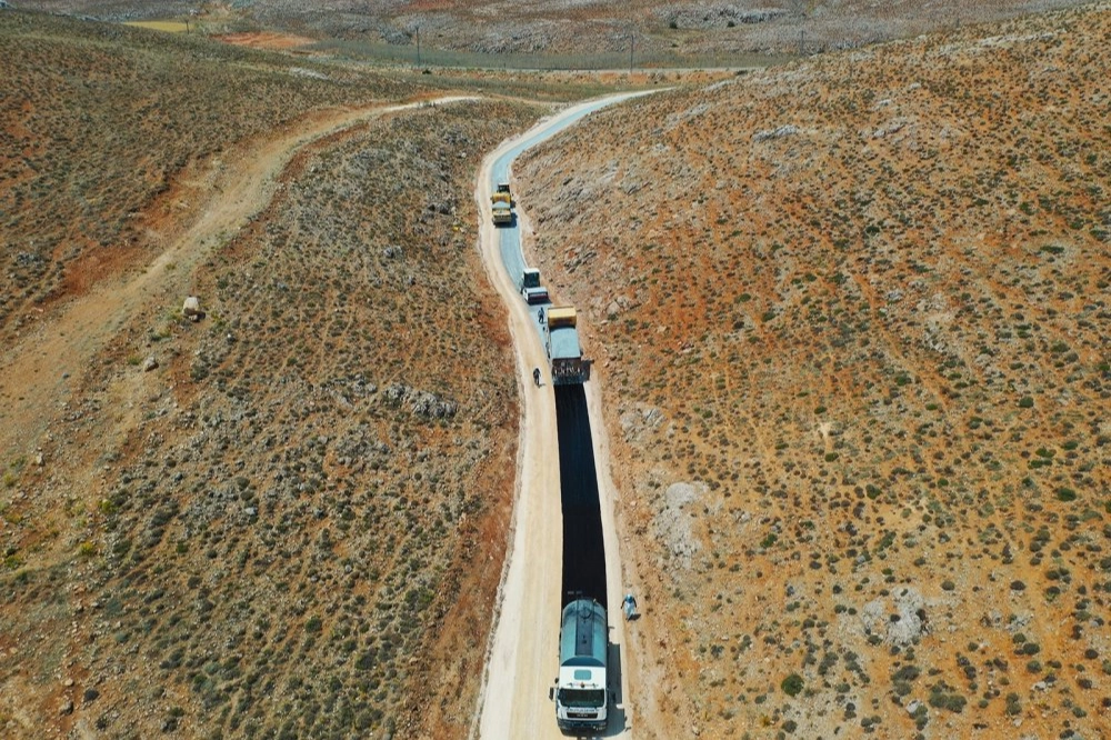 Malatya Büyükşehir Belediyesi kırsaldaki yürüttüğü yol çalışmaları kapsamında bozulan ve