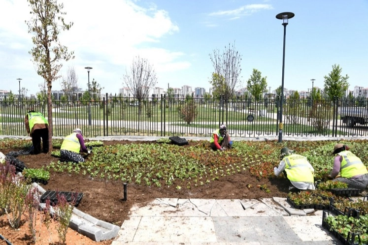 Malatya Büyükşehir Belediyesi şehirde bulunan park, refüj ve kavşakları birbirinden