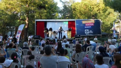 İstanbul Maltepe Belediyesi’nin “Çat Kapı Tiyatro” sloganıyla başlattığı çocuk tiyatroları