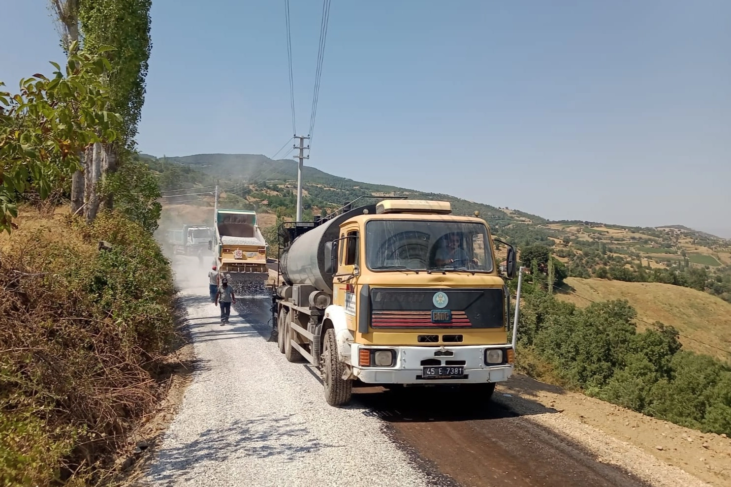 Manisa Büyükşehir Belediyesi, il genelinde yürüttüğü asfalt çalışmaları ile vatandaşların