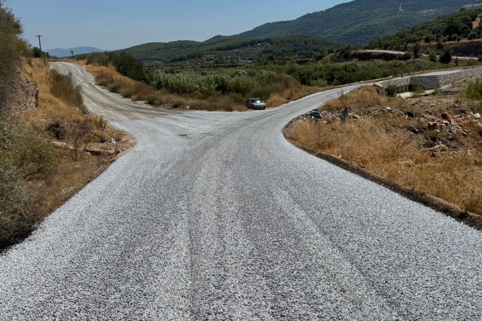 Muğla Milas Belediyesi kırsal mahallelerdeki yol yapım çalışmalarına hız kesmeden