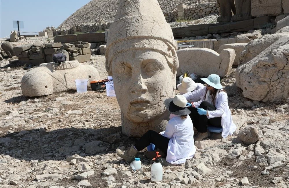 Kültür ve Turizm Bakanlığı, Nemrut Dağı’ndaki kolosal heykelleri nano teknolojiyle