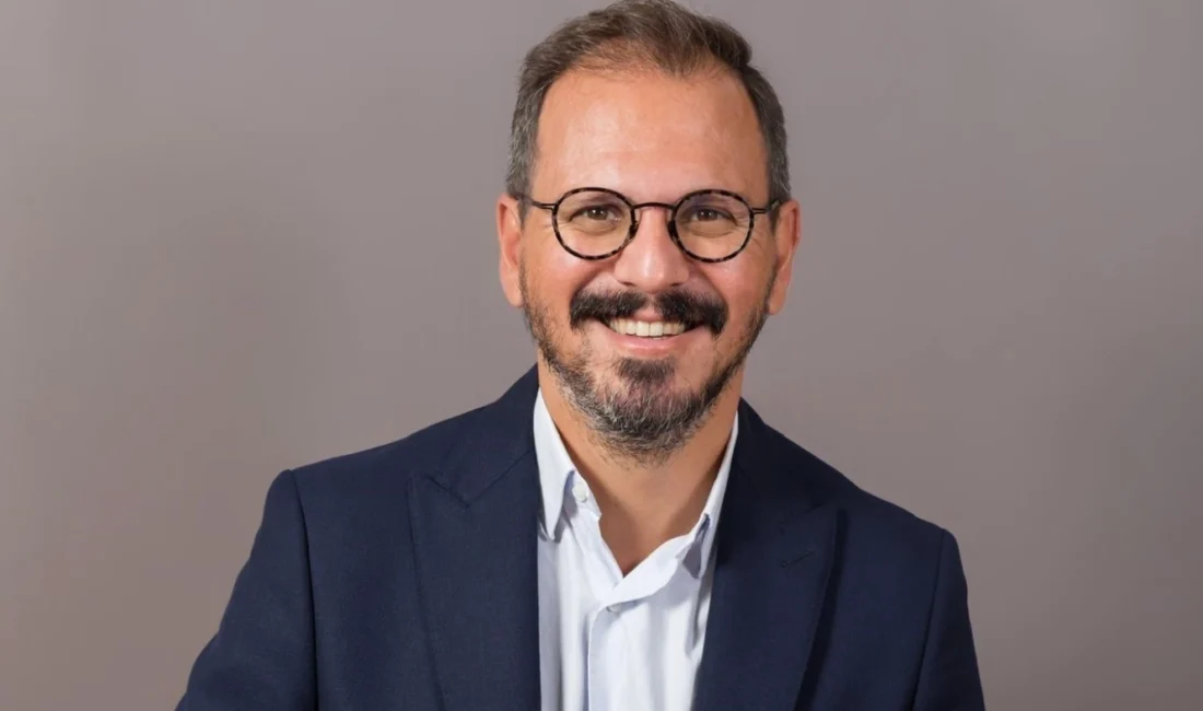 Dünyanın lider yapay zekâ destekli CRM çözümü Salesforce, cam ve