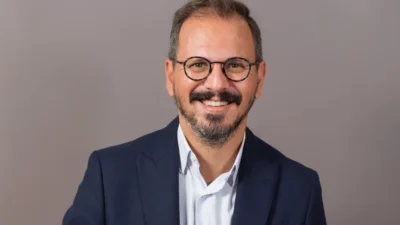 Dünyanın lider yapay zekâ destekli CRM çözümü Salesforce, cam ve