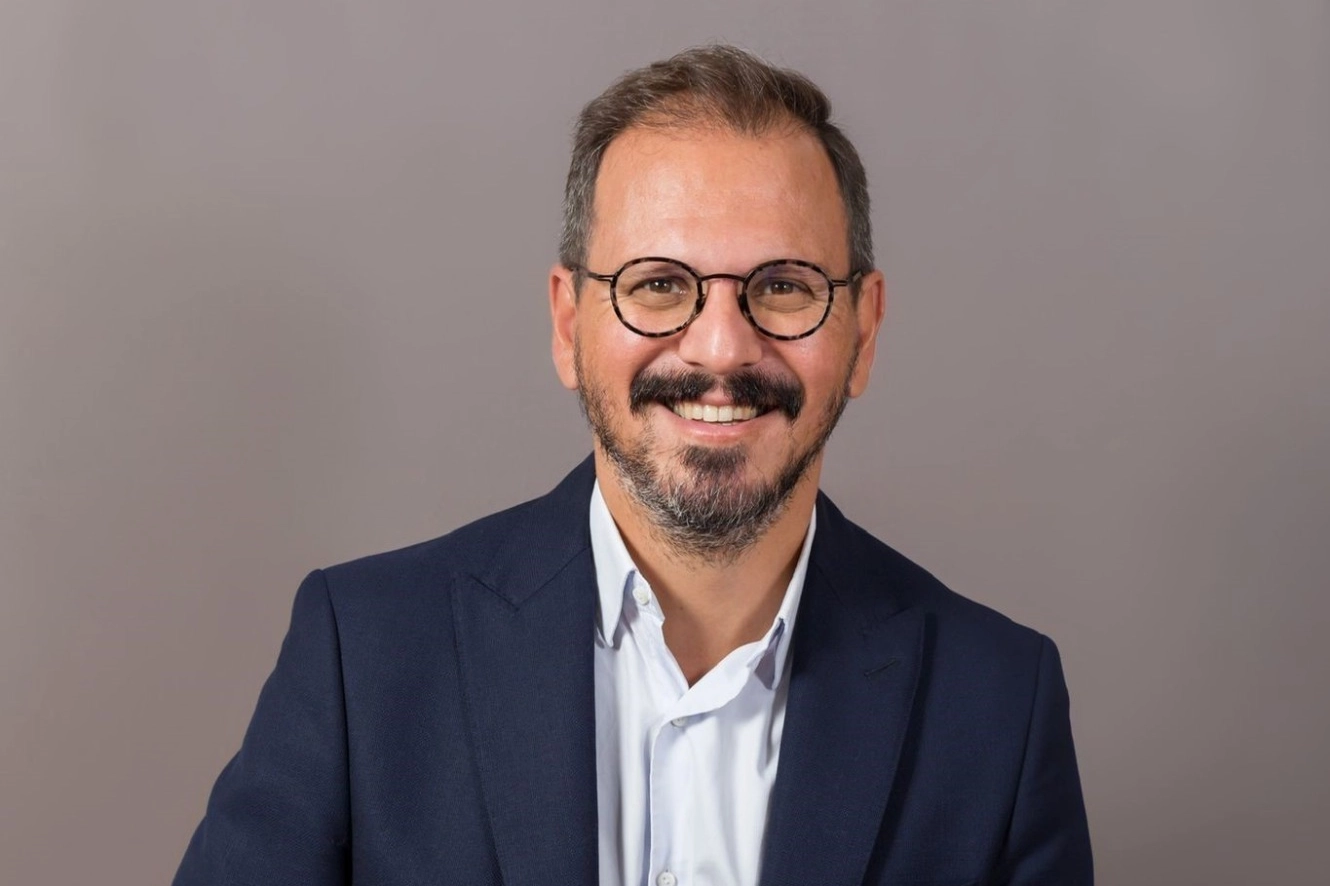 Dünyanın lider yapay zekâ destekli CRM çözümü Salesforce, cam ve