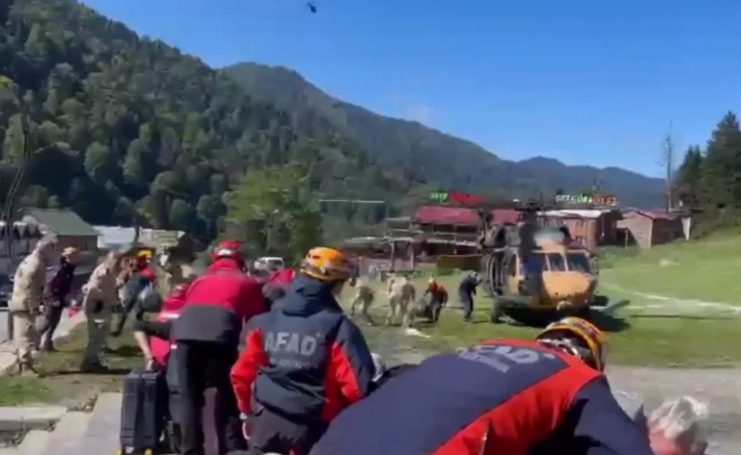 AFAD, Rize Çamlıhemşin Ayder yolunda sel nedeniyle kapanan yolun ekiplerce
