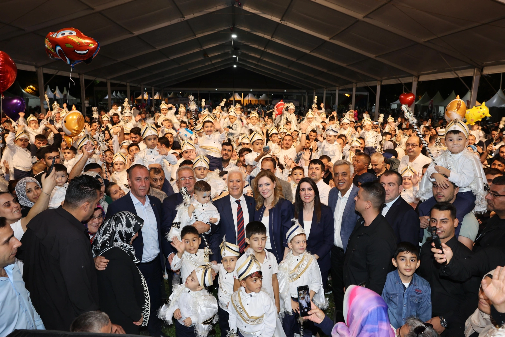 Bursa Büyükşehir Belediyesi tarafından düzenlenen Geleneksel Sünnet Şöleni bayram coşkusuna