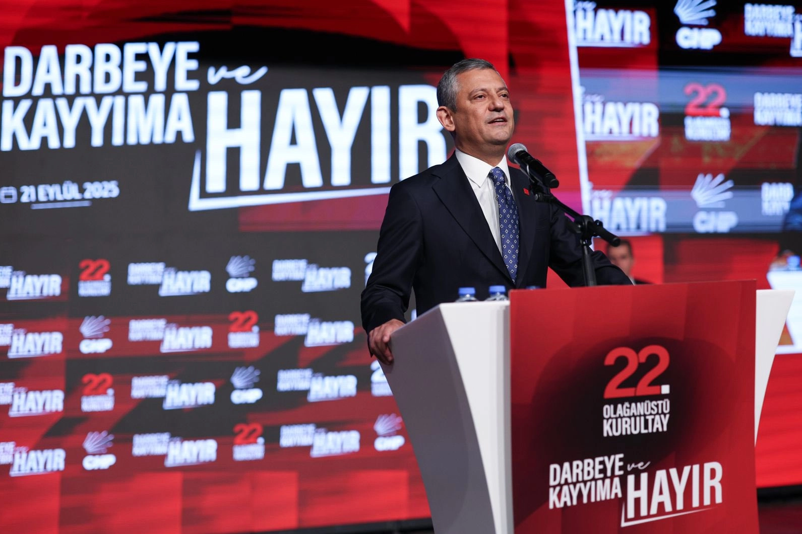 Ankara Nazım Hikmet Kültür Merkezi’nde 22. Olağanüstü Kurultayı’nı gerçekleştiren CHP