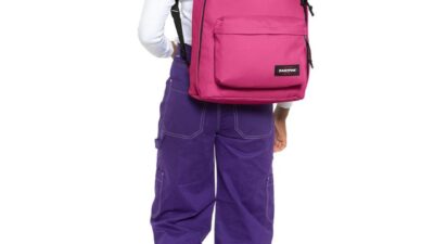 Okul ortamında düzenli ve şık bir görünüm, üniforma ile ayakkabı–çanta