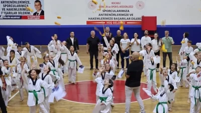 Gölcük Belediyespor bünyesindeki taekwondo branşında bulunan 253 sporcu, düzenlenen törenle