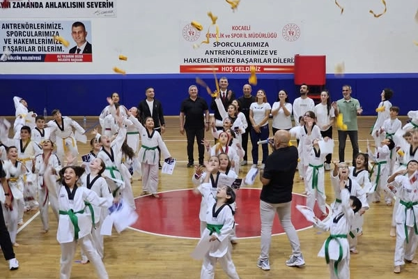 Gölcük Belediyespor bünyesindeki taekwondo branşında bulunan 253 sporcu, düzenlenen törenle