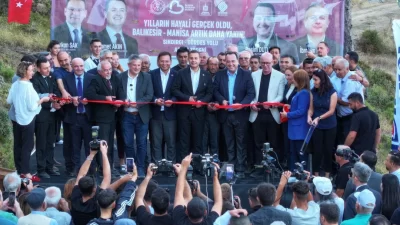 Manisa’nın Gördes ilçesi ile Balıkesir’in Sındırgı ilçesini birbirine bağlayan yol,