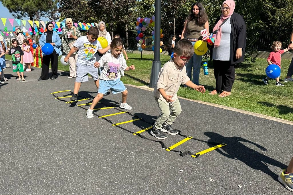 Kocaeli Çayırova Belediyesi’nin çocuk kulüplerinde eğitim alan Çayırovalı minikler ve