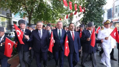 19 Eylül Gaziler Günü dolayısıyla Kocaeli’de düzenlenen yürüyüşte kahraman gaziler,