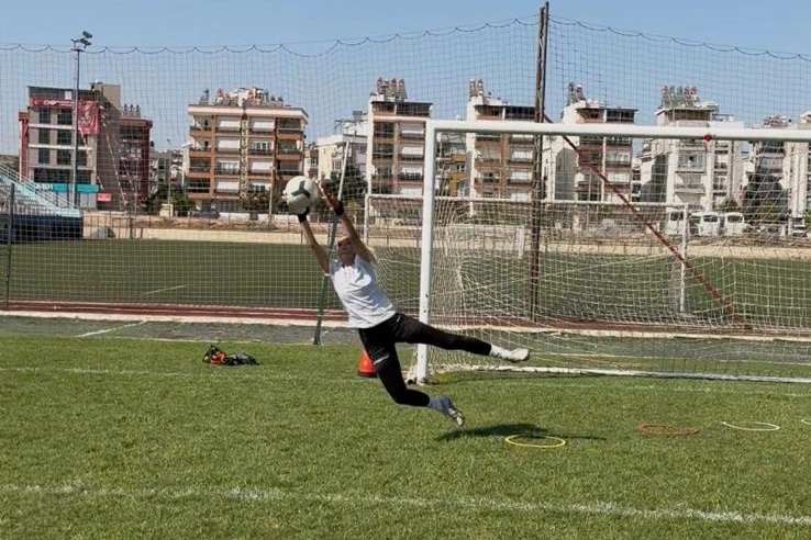 Sahalarda fırtına gibi esen güzel oyuncu ve futbolcu Nevide Çiçek,