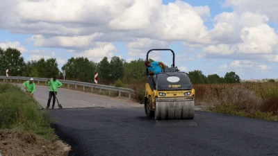 Sakarya Büyükşehir Belediyesi, asfalt çalışmalarını kırsal bölgelerde de aralıksız sürdürüyor.
