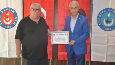 Türk Sağlık Sen Kocaeli Şube Başkanı Ömer Çeker, emekliye ayrılan