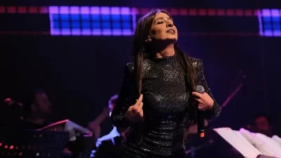 Ünlü şarkıcı Yıldız Tilbe, İstanbul’da verdiği konserde fenalaştı. Hayranının hediye