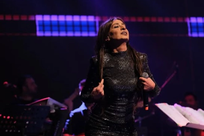 Ünlü şarkıcı Yıldız Tilbe, İstanbul’da verdiği konserde fenalaştı. Hayranının hediye