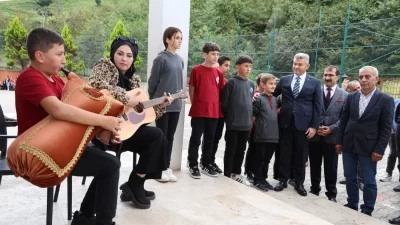 Artvin Valisi Turan Ergün, Hopa’da ziyaret ettiği okulun girişinde öğrenciler