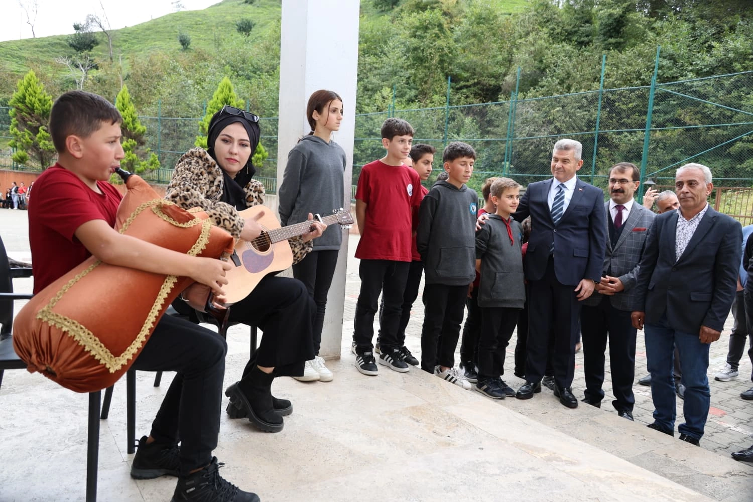 Artvin Valisi Turan Ergün, Hopa’da ziyaret ettiği okulun girişinde öğrenciler
