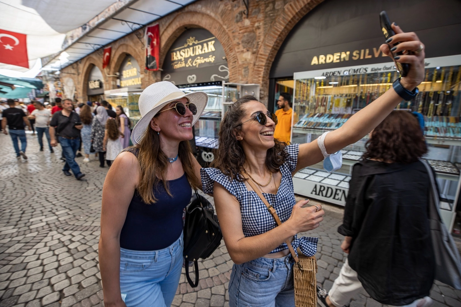 İzmir Büyükşehir Belediye Başkanı Cemil Tugay, tarihi kent merkezinin yeniden