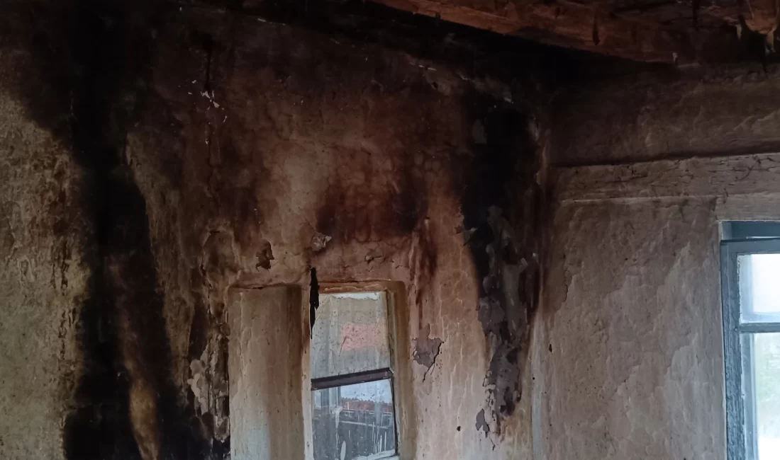 Bilecik’in Pazaryeri ilçesinde yıldırım düşmesi sonucu çıkan yangın, itfaiye ekiplerinin