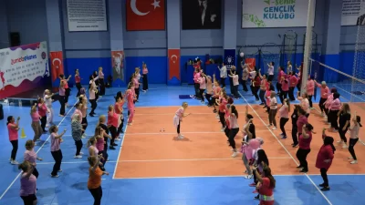 Bursa Büyükşehir Belediyesi tarafından düzenlenen zumba ve pilates dersleriyle kadınlar,