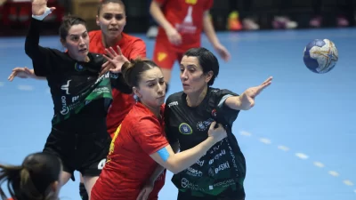 Kadınlar Hentbol Süper Ligi’nde mücadele eden ve liderlik koltuğunda oturan