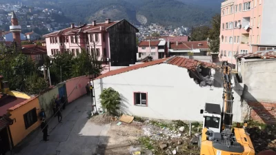 Bursa Osmangazi Belediyesi, ilçedeki kaçak yapıları tespit ederek bir bir